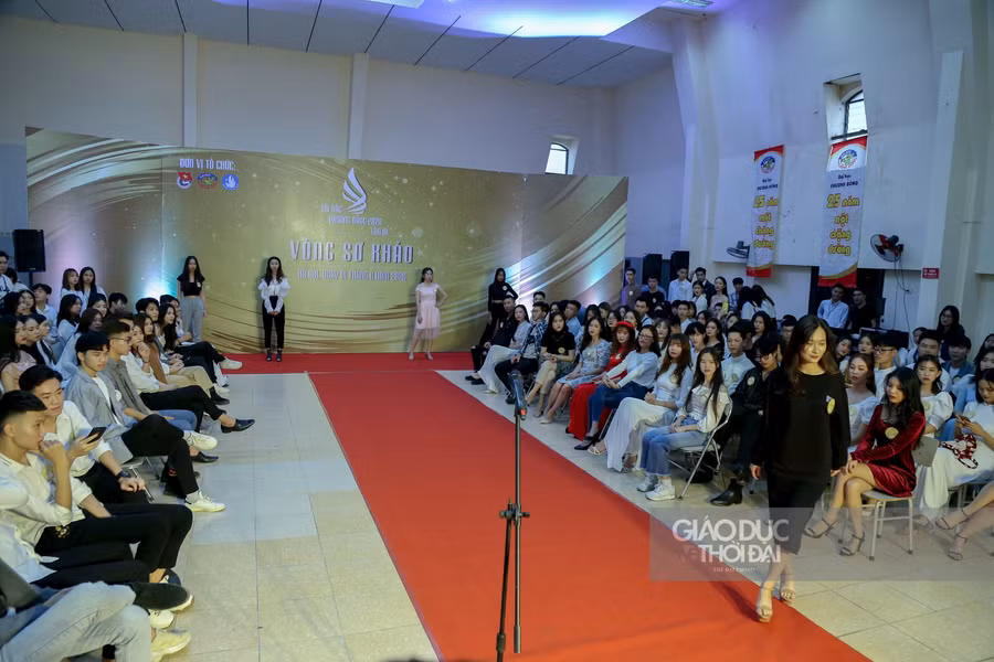 Tại hội trường của trường Đại học Phương Đông, hơn 200 thí sinh đã có mặt để bước vào vòng sơ khảo cuộc thi " Tài Sắc Phương Đông".