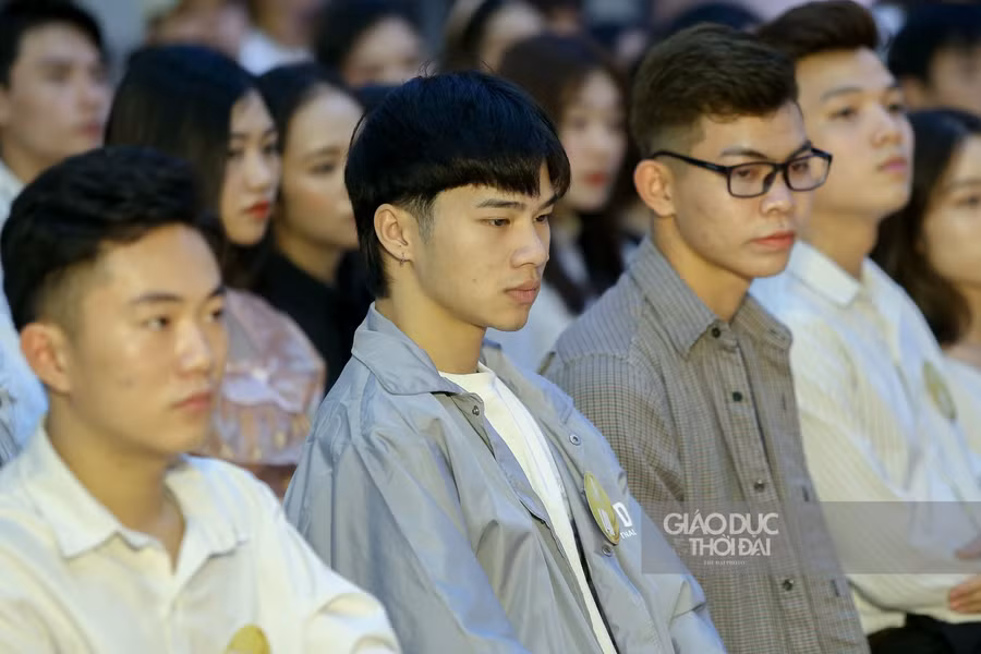 Căn cứ vào kết quả thi vòng sơ khảo, 20 thí sinh có tổng điểm 3 phần thi cao nhất (10 nam, 10 nữ) sẽ tham gia vòng chung kết trên sân khấu ngoài trời tại cơ sở Trung Kính vào 18h30 ngày 20/11.