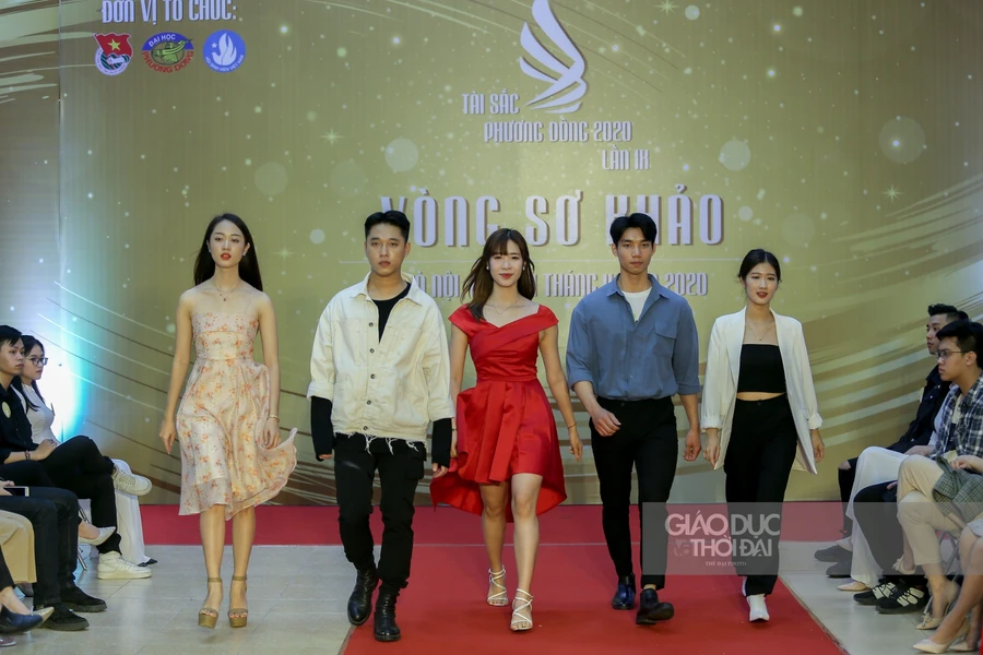 Những sinh viên trường Đại học Phương Đông tự tin với phần thi catwalk.