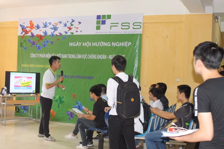 Ngày hội thu hút đông đảo sinh viên và doanh nghiệp tham gia