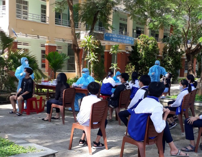 Ngành Y tế tỉnh Gia Lai lấy mẫu xét nghiệm cho học sinh 2 trường liên quan đến yếu tố dịch tễ.