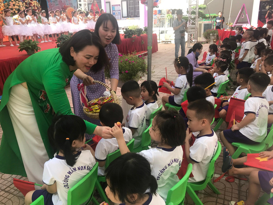 Bà Cù Thị Thủy, Phó Vụ trưởng Vụ GD Mầm non trao quà cho các bé