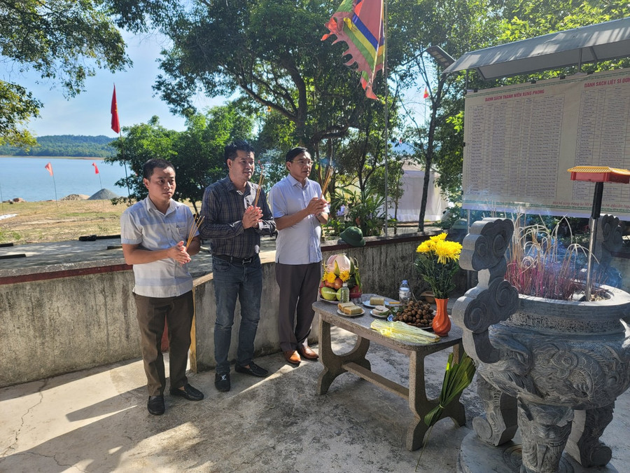 Đại diện văn phòng báo Giáo dục và Thời đại khu vực Miền Trung Tây Nguyên dâng hương tại lễ khởi công.