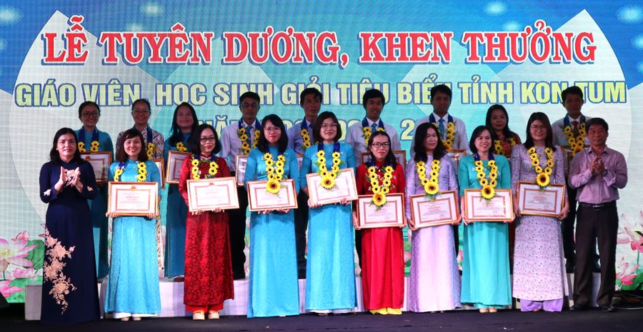 352 giáo viên và học sinh tiêu biểu tại Kon Tum được tuyên dương, khen thưởng.