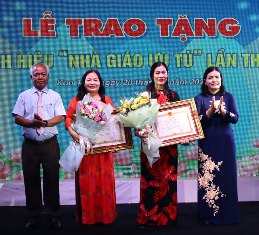 2 giáo viên vinh dự đón nhận danh hiệu "Nhà giáo ưu tú" do Chủ tịch nước phong tặng. 2 giáo viên vinh dự đón nhận danh hiệu "Nhà giáo ưu tú" do Chủ tịch nước phong tặng.