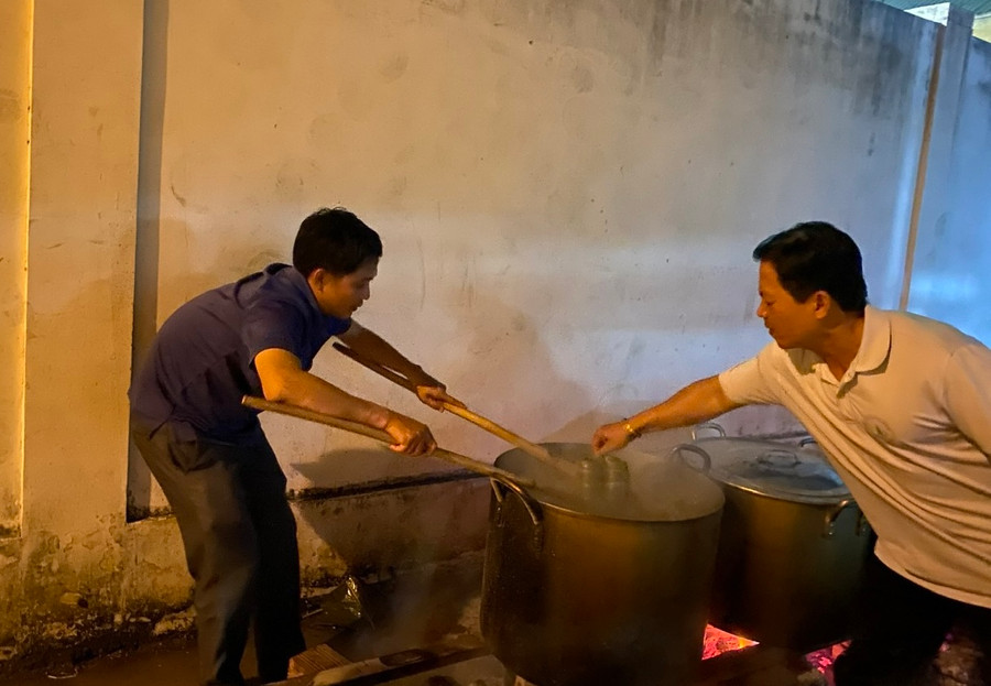 Thầy giáo thức đêm nấu bánh chưng, bánh tét. Thầy giáo thức đêm nấu bánh chưng, bánh tét.