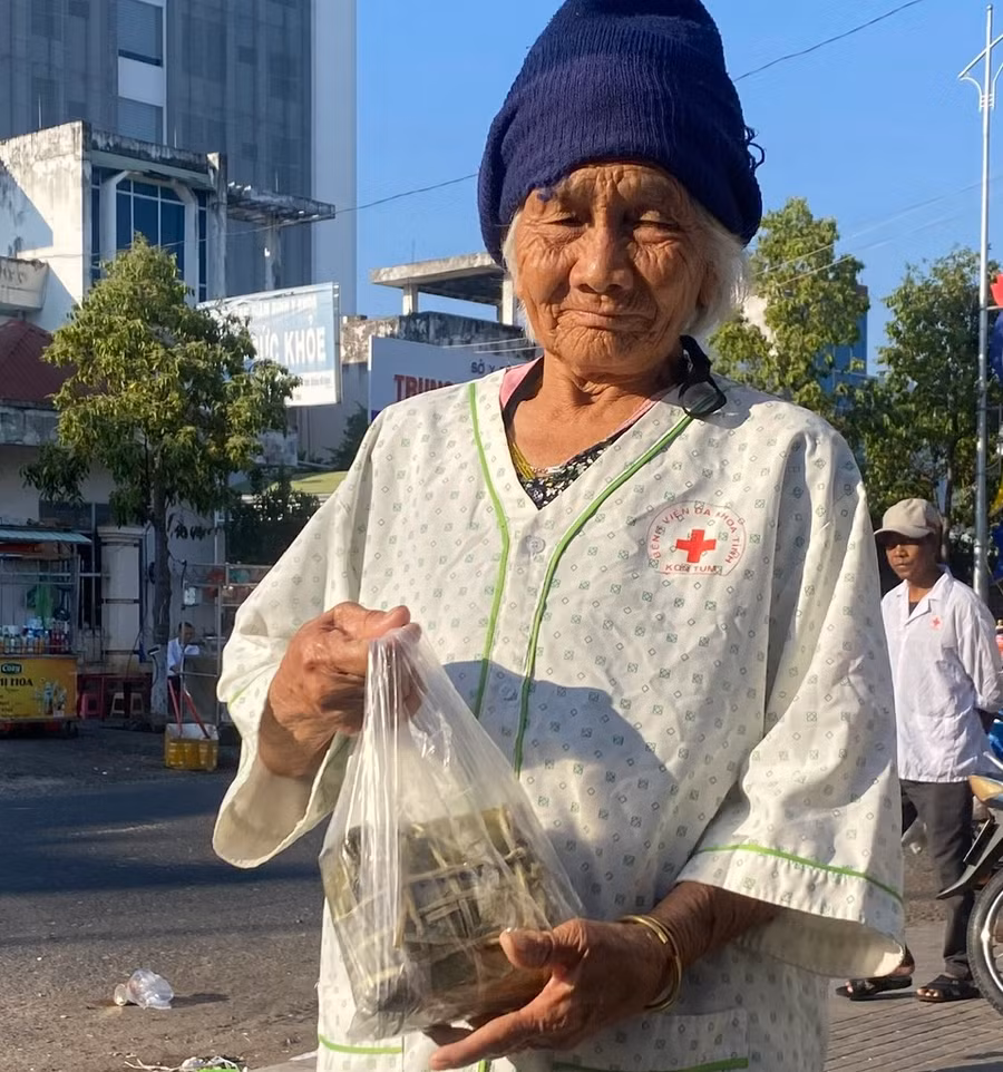 Bệnh nhân của Bệnh viện Đa khoa tỉnh Kon Tum nhận bánh hỗ trợ.