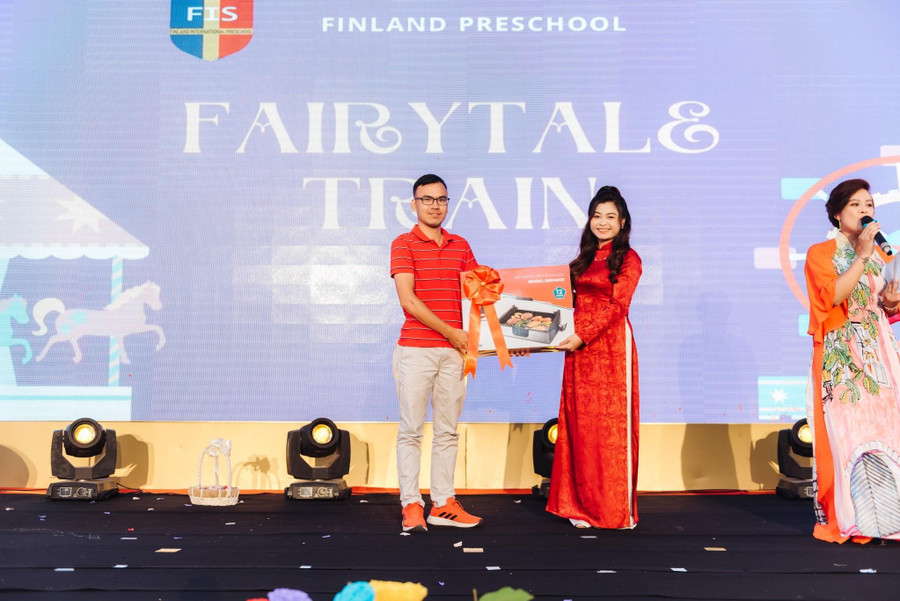 Cuối chương trình là phần bốc thăm và trao thưởng cho phụ huynh học sinh.