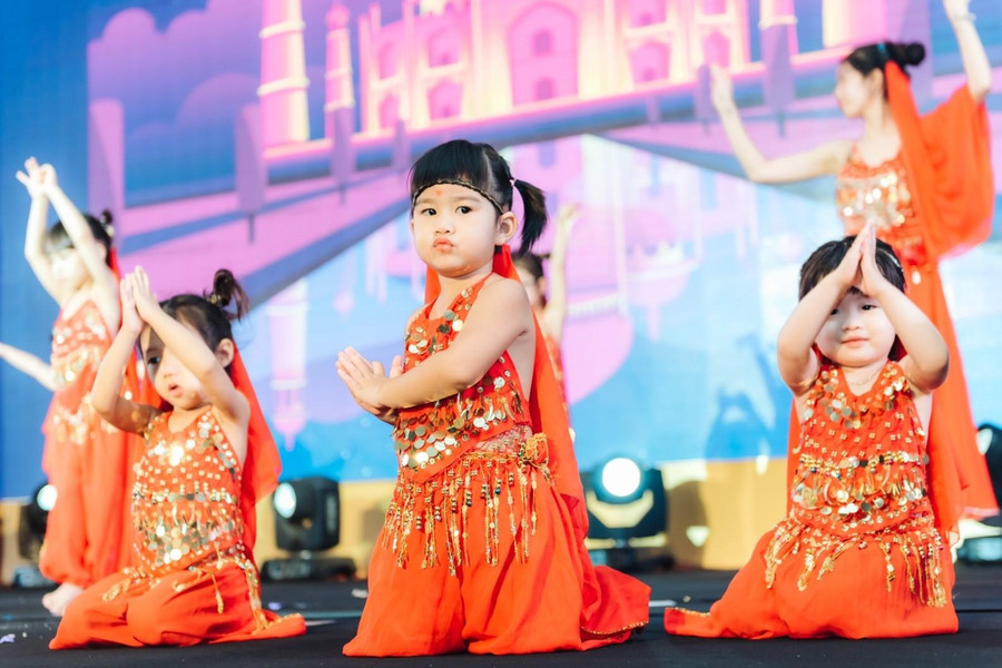 Các bé thể hiện tài năng múa hát trong ngày tựu trường.