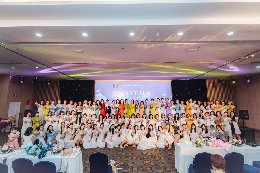 Tập thể giáo viên vui ngày tựu trường.