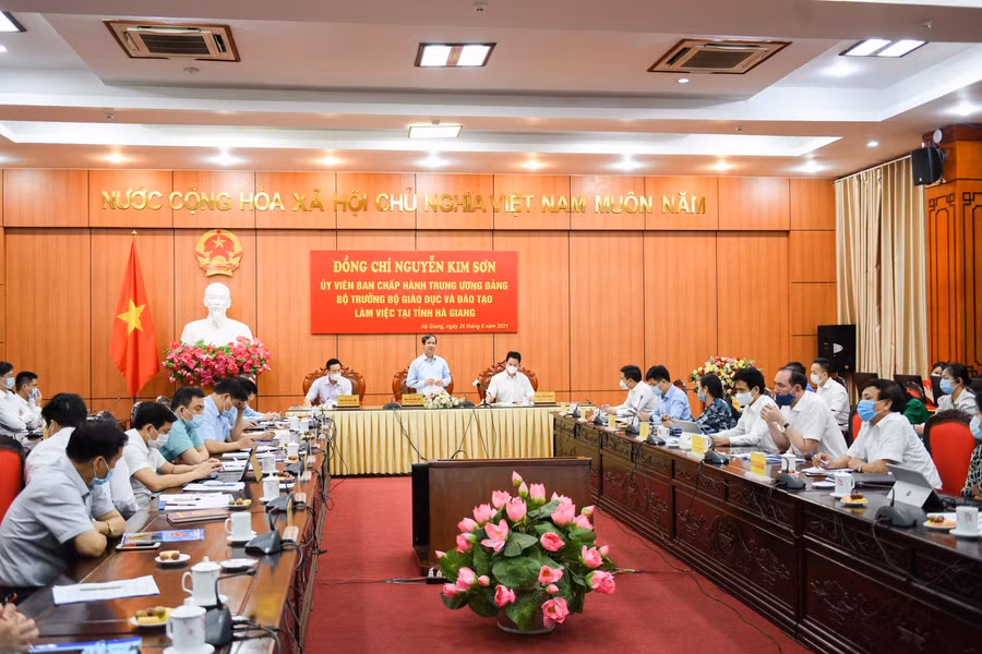 Bộ trưởng Nguyễn Kim Sơn phát biểu tại cuộc họp.