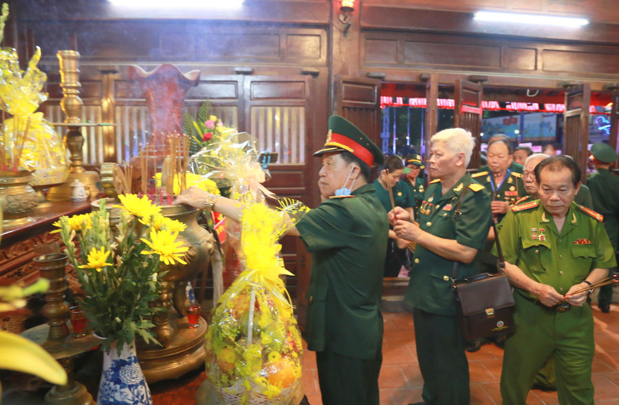 Hội Chiến sĩ Thành cổ Quảng Trị năm 1972 dâng hương tri ân tại bàn thờ Chủ tịch Hồ Chí Minh và các anh hùng, liệt sĩ. Hội Chiến sĩ Thành cổ Quảng Trị năm 1972 dâng hương tri ân tại bàn thờ Chủ tịch Hồ Chí Minh và các anh hùng, liệt sĩ.