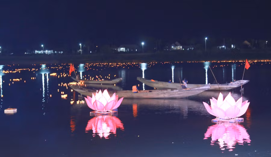 Nhắc đến dòng sông Thạch Hãn, mọi người sẽ luôn nhớ đến những câu thơ mang nhiều ý nghĩa của cựu chiến binh Lê Bá Dương: “Đò lên Thạch Hãn ơi… chèo nhẹ/Đáy sông còn đó bạn tôi nằm/Có tuổi hai mươi thành sóng nước/Vỗ yên bờ, mãi mãi ngàn năm”.