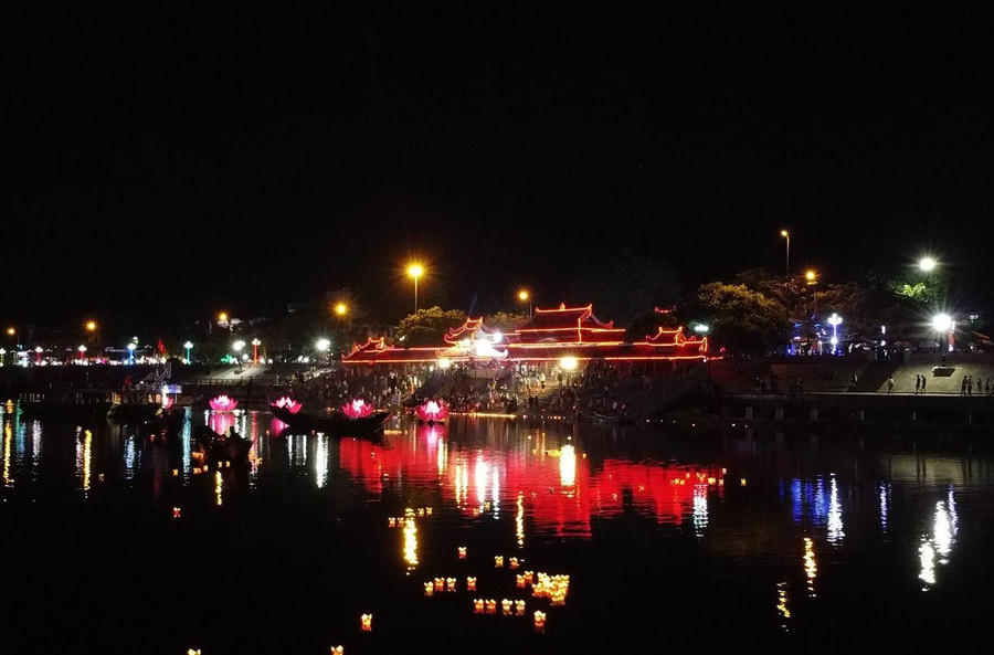 Sông Thạch Hãn, tỉnh Quảng Trị trở nên lung linh, góp phần sưởi ấm anh linh các liệt sĩ. Sông Thạch Hãn, tỉnh Quảng Trị trở nên lung linh, góp phần sưởi ấm anh linh các liệt sĩ.