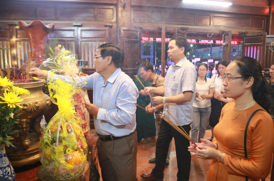 Đông đảo các cựu chiến binh, lãnh đạo địa phương cùng bà con nhân dân đã dâng hương tại Đền tưởng niệm Chủ tịch Hồ Chí Minh và các anh hùng, liệt sĩ, bày tỏ lòng tri ân, biết ơn đối với thế hệ đi trước. Đông đảo các cựu chiến binh, lãnh đạo địa phương cùng bà con nhân dân đã dâng hương tại Đền tưởng niệm Chủ tịch Hồ Chí Minh và các anh hùng, liệt sĩ, bày tỏ lòng tri ân, biết ơn đối với thế hệ đi trước.