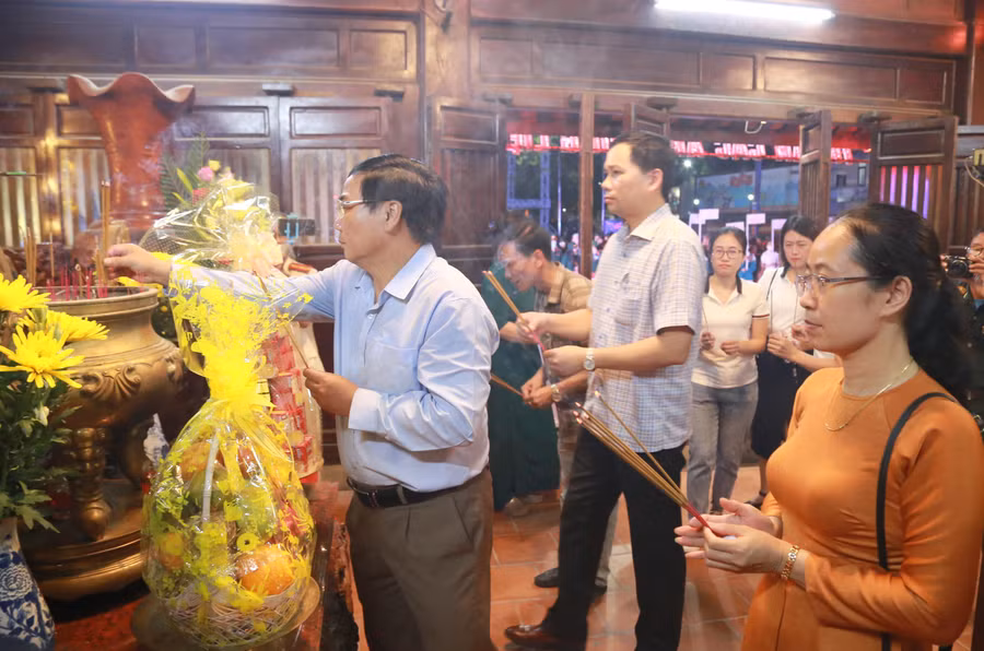 Đông đảo các cựu chiến binh, lãnh đạo địa phương cùng bà con nhân dân đã dâng hương tại Đền tưởng niệm Chủ tịch Hồ Chí Minh và các anh hùng, liệt sĩ, bày tỏ lòng tri ân, biết ơn đối với thế hệ đi trước.