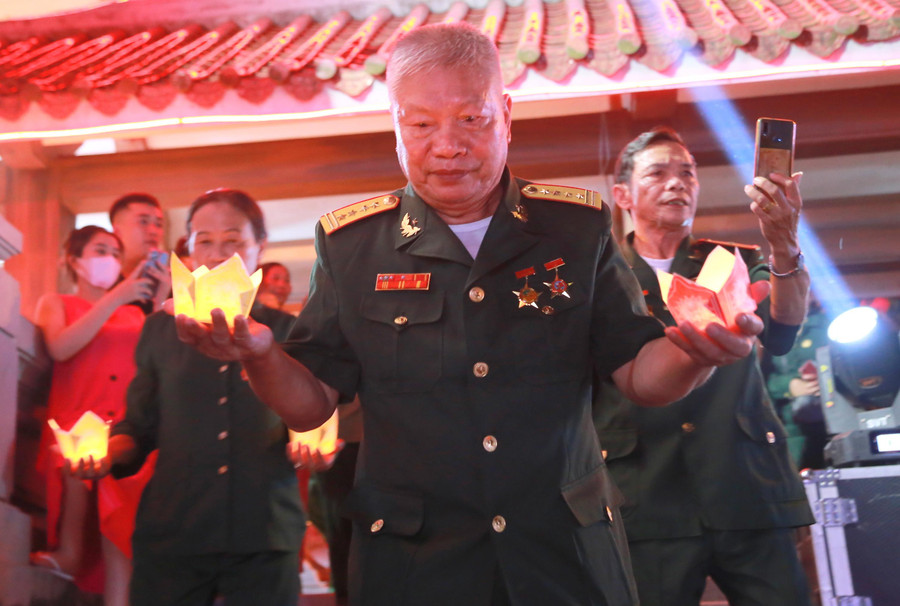 Tiếp đó, các cựu chiến binh và nhân dân, lực lượng đoàn viên, thanh niên đã thả hàng vạn ngọn đèn hoa đăng xuống dòng sông Thạch Hãn, sưởi ấm linh hồn các liệt sĩ. Tiếp đó, các cựu chiến binh và nhân dân, lực lượng đoàn viên, thanh niên đã thả hàng vạn ngọn đèn hoa đăng xuống dòng sông Thạch Hãn, sưởi ấm linh hồn các liệt sĩ.