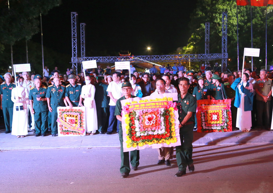 Lãnh đạo Thị ủy, UBND thị xã Quảng Trị dâng hoa tưởng niệm các anh hùng, liệt sĩ. Lãnh đạo Thị ủy, UBND thị xã Quảng Trị dâng hoa tưởng niệm các anh hùng, liệt sĩ.