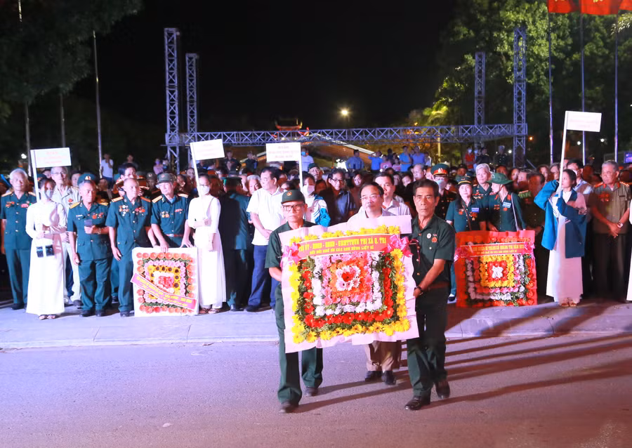 Lãnh đạo Thị ủy, UBND thị xã Quảng Trị dâng hoa tưởng niệm các anh hùng, liệt sĩ.