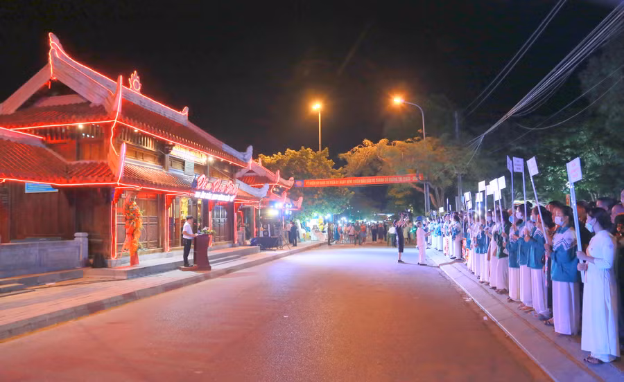 Tối 12/7, tại Bến thả hoa bờ Nam sông Thạch Hãn (tỉnh Quảng Trị), đông đảo các cựu chiến binh, cán bộ, nhân dân đã thả hàng vạn ngọn đèn hoa đăng xuống dòng sông Thạch Hãn.