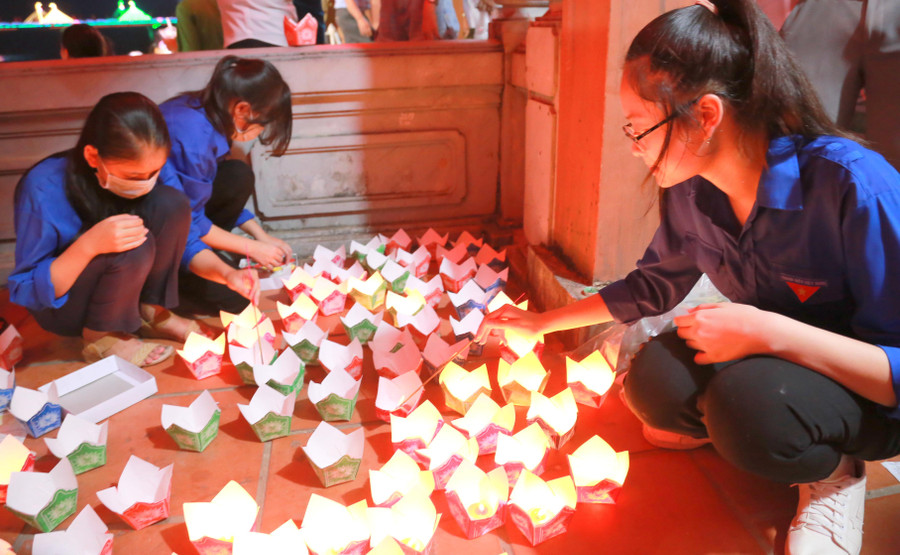 Các đoàn viên, thanh niên chuẩn bị đèn hoa đăng để thả xuống dòng sông Thạch Hãn. Các đoàn viên, thanh niên chuẩn bị đèn hoa đăng để thả xuống dòng sông Thạch Hãn.