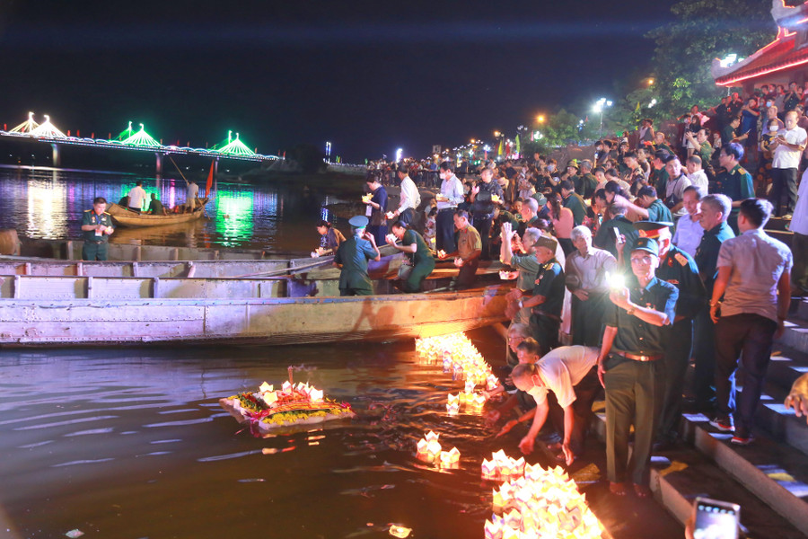 “Đêm hoa đăng” là lễ hội tri ân các anh hùng liệt sĩ trên dòng sông Thạch Hãn, được tổ chức lần đầu vào năm 2012. “Đêm hoa đăng” là lễ hội tri ân các anh hùng liệt sĩ trên dòng sông Thạch Hãn, được tổ chức lần đầu vào năm 2012.
