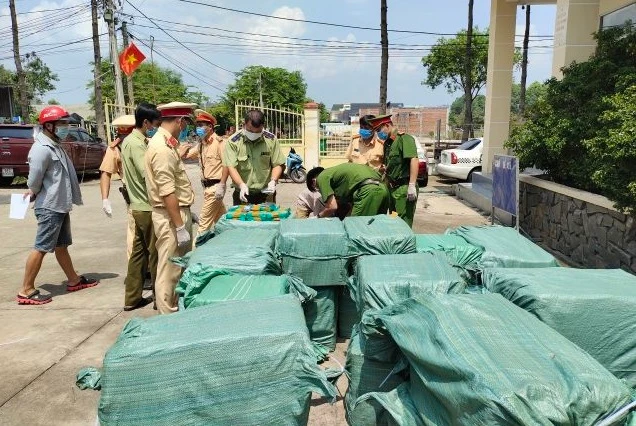 Cơ quan chức năng kiểm tra lô hàng 3.000 chiếc điện thoại thông minh không có nguồn gốc xuất xứ. Ảnh: Công an Bình Phước.