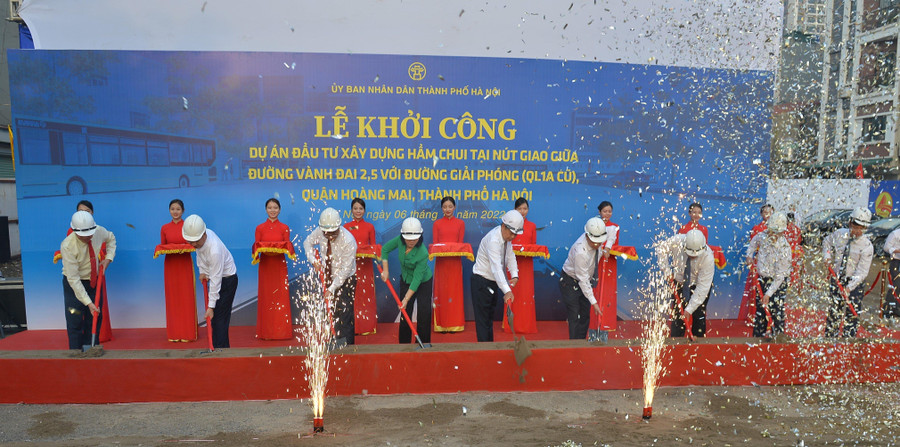 Dự kiến Dự án sẽ xây dựng trong 3 năm 2022-2025. Đoạn qua hầm tổ chức giao thông mỗi chiều 2 làn xe rộng 3,5m/làn, đoạn ngoài hầm tổ chức giao thông mỗi chiều 3 làn xe rộng 3,5m/làn. Đường gom dọc hai bên hầm phía phố Định Công không giao cắt với đường Giải Phóng. Nhánh vòng quay đầu tiên trên đỉnh hầm, đường gom dọc hai bên hầm phía Kim Đông giao cắt với đường Giải Phóng với 2 làn xe.