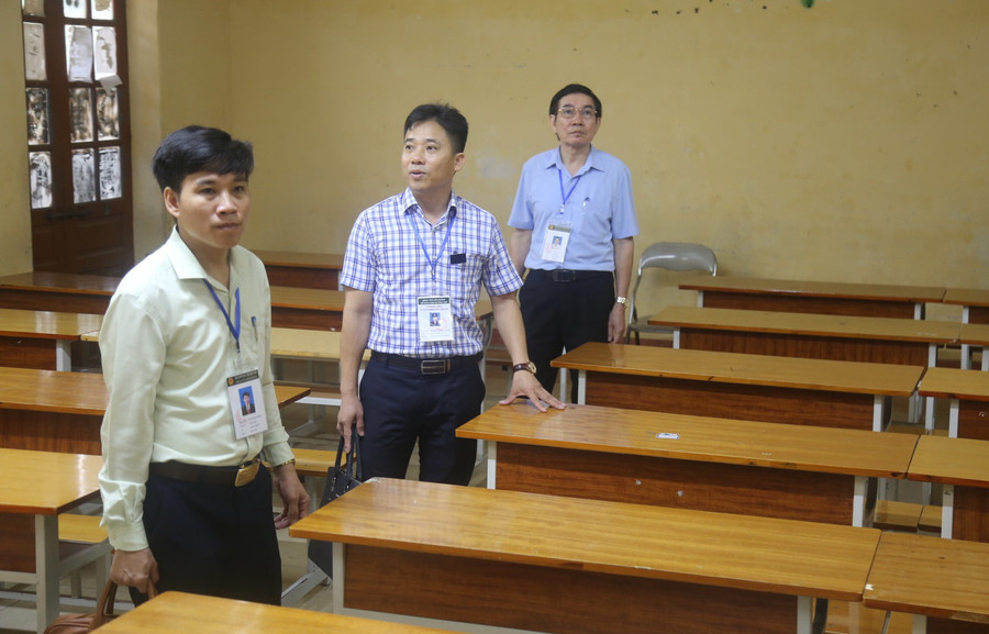 Kiểm tra phòng thi tại điểm thi Trường THPT Cẩm Giàng. Kiểm tra phòng thi tại điểm thi Trường THPT Cẩm Giàng.