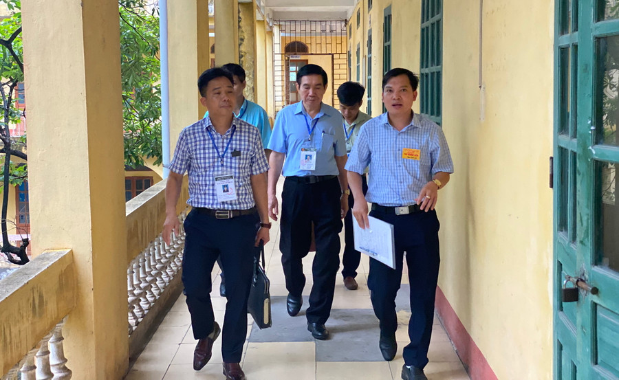 Đoàn kiểm tra thị sát tại một số điểm thi Đoàn kiểm tra thị sát tại một số điểm thi