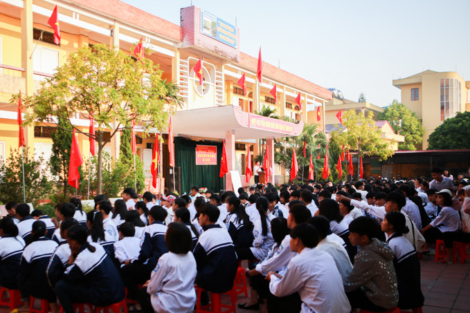 Buổi học ngoại khoá đầu tuần được diễn ra ngay sau giờ chào cờ đầu tuần. Buổi học ngoại khoá đầu tuần được diễn ra ngay sau giờ chào cờ đầu tuần.