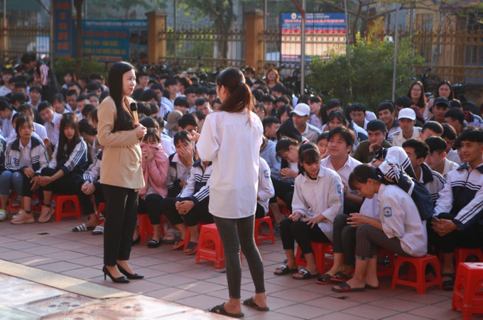 Buổi ngoại khoá diễn ra sôi nổi với những câu hỏi của nhiều bạn học sinh với 2 diễn giả. Buổi ngoại khoá diễn ra sôi nổi với những câu hỏi của nhiều bạn học sinh với 2 diễn giả.