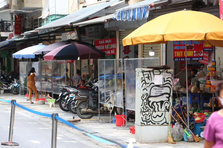 Hiện tại chợ Hàng Bè chỉ phục vụ người dân trên địa bàn, cùng với đó UBND phường đang lên phương án phân ngày chẵn lẻ để người dân các phường lân cận có thể mua hang tại chợ nhằm đảm bảo an toàn phòng, chống dịch.