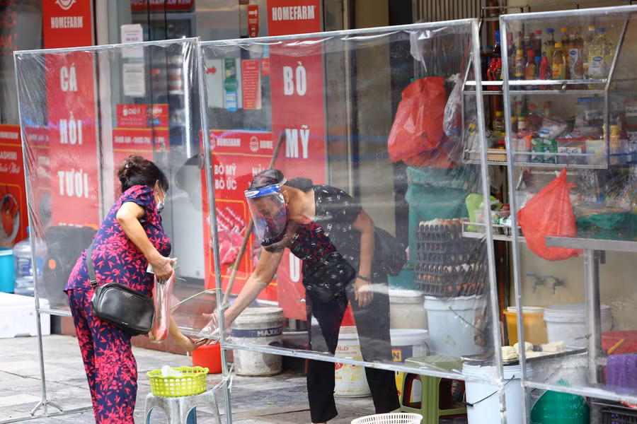 Sau những ngày tạm dừng hoạt động, chợ nhà giàu tại Hà Nội hoạt động trở lại với diện mạo mới.
