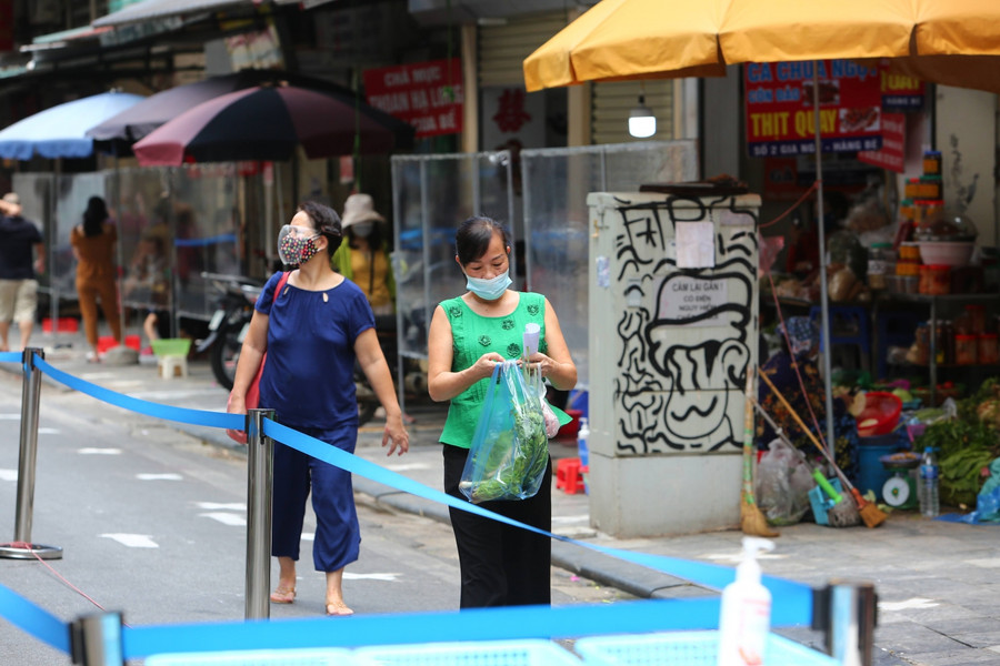 Mô hình kinh doanh an toàn, phù hợp với diễn biến dịch bệnh của chợ Hàng Bè cũng đang được các phường lân cận nghiên cứu để áp dụng nhằm giúp người dân khu phố cổ có thể mua được hàng hóa thiết yếu từ các chợ truyền thống.