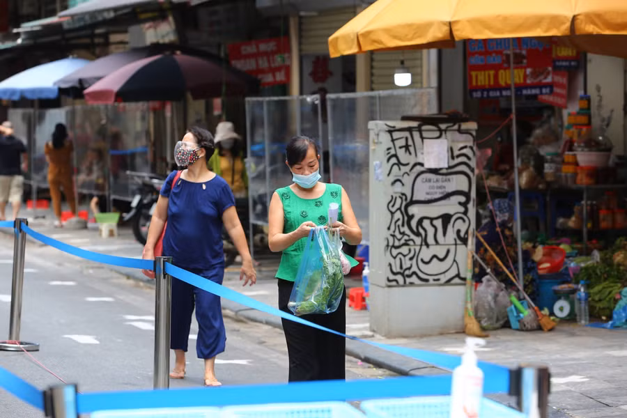 Mô hình kinh doanh an toàn, phù hợp với diễn biến dịch bệnh của chợ Hàng Bè cũng đang được các phường lân cận nghiên cứu để áp dụng nhằm giúp người dân khu phố cổ có thể mua được hàng hóa thiết yếu từ các chợ truyền thống.