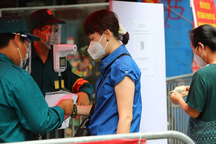 Toàn bộ người dân vào trong chợ sẽ đo thân nhiệt, sát khuẩn tay, kiểm tra phiếu đi chợ.