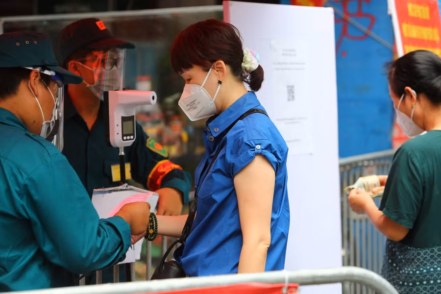 Toàn bộ người dân vào trong chợ sẽ đo thân nhiệt, sát khuẩn tay, kiểm tra phiếu đi chợ.