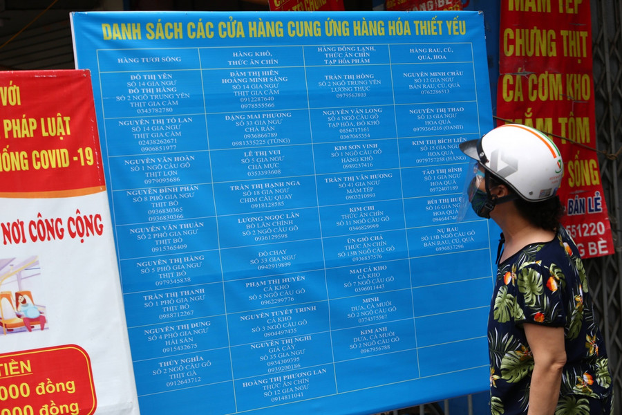 Danh sách các cửa hàng và số điện thoại của các tiểu thương cũng đã được UBND phường niêm yết trước cổng chợ để người dân có nhu cầu mua hàng có thể chủ động liên hệ.