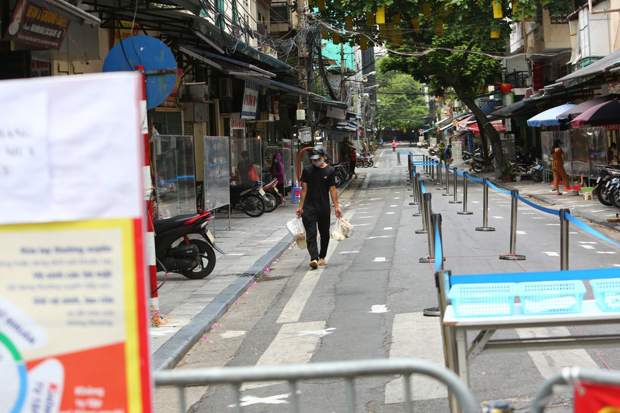 Đường được lực lượng chức năng chia làm lối vào và lối ra, nhằm đảm bảo giãn cách cho người dân.