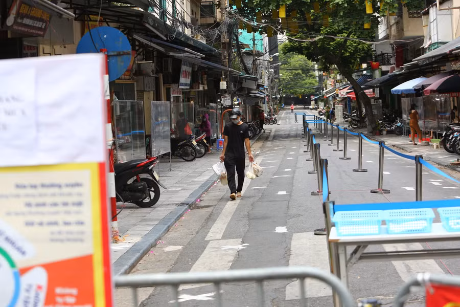 Đường được lực lượng chức năng chia làm lối vào và lối ra, nhằm đảm bảo giãn cách cho người dân.