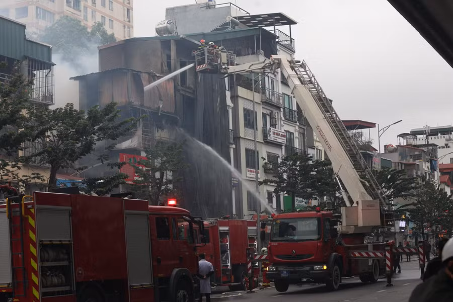 Ngay sau khi nhận được tin báo lực lượng chức năng đã có mặt tại hiện trường để dập tắt đám cháy.