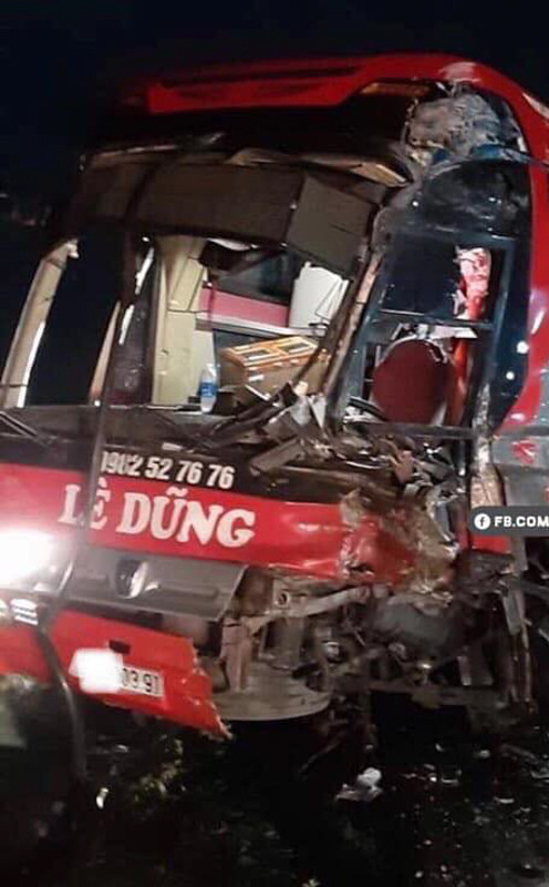 Hiện trường tai nạn, chiếc xe khách hư hại hoàn toàn phần đầu xe (nguồn internet)