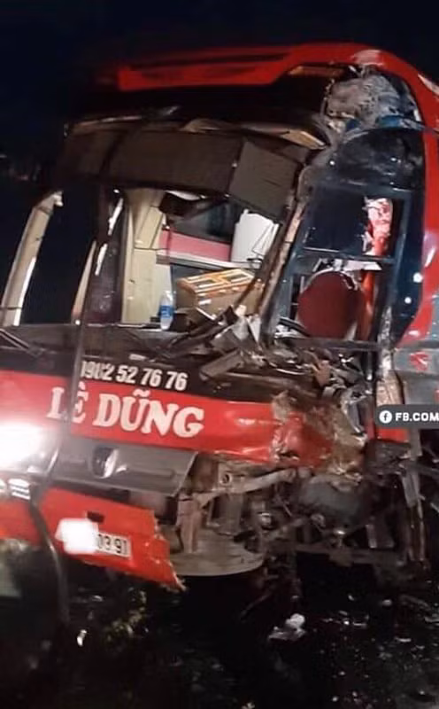 Hiện trường tai nạn, chiếc xe khách hư hại hoàn toàn phần đầu xe (nguồn internet) Hiện trường tai nạn, chiếc xe khách hư hại hoàn toàn phần đầu xe (nguồn internet)