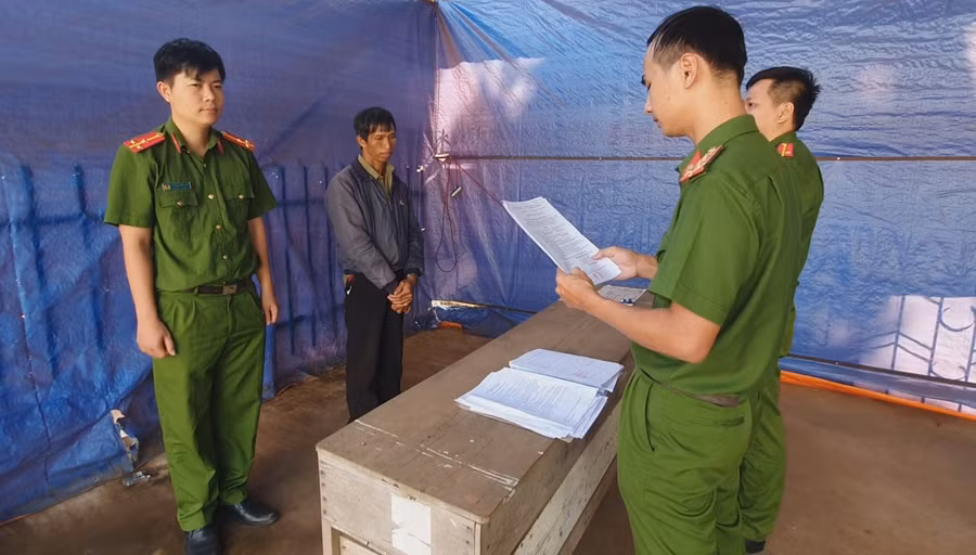 Cơ quan Công an đọc lệnh khởi tố Phụng (ảnh: SĐ).