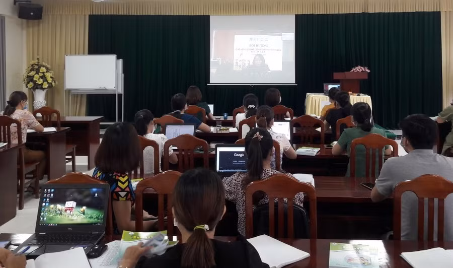 Các giảng viên tại Hà Nội giải đáp thắc mắc của giáo viên qua trưc tuyến