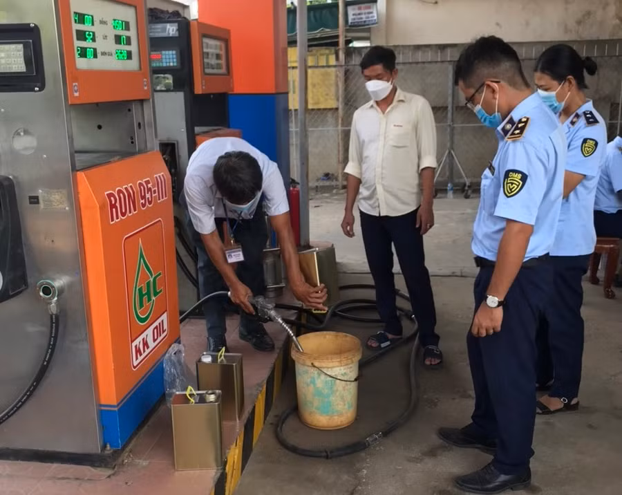 Cơ quan chức năng tiến hành kiểm tra cơ sở kinh doanh.