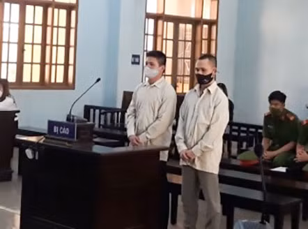 Hai bị cáo tại phiên tòa xét xử.