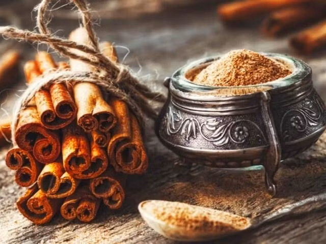 Quế có tác dụng làm ấm, tăng cường lưu thông máu