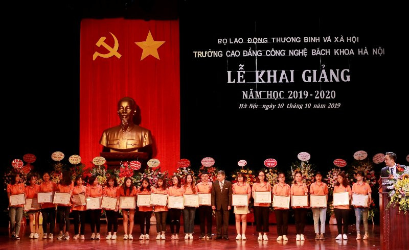 Khen thưởng sinh viên có thành tích xuất sắc. Khen thưởng sinh viên có thành tích xuất sắc.